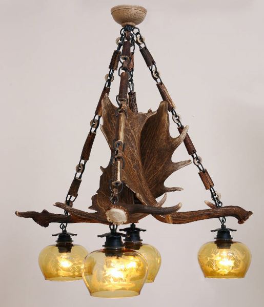 Lampadario con vere corna di daino. Luci: 4xE27 M: 55x55x70cm 150804
