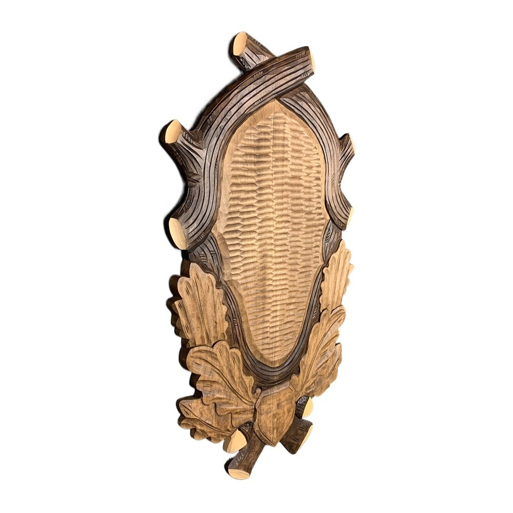 Trophäenschild für hirsch aus holz. Brett. Geweih. Stangen. 65x37cm 231002