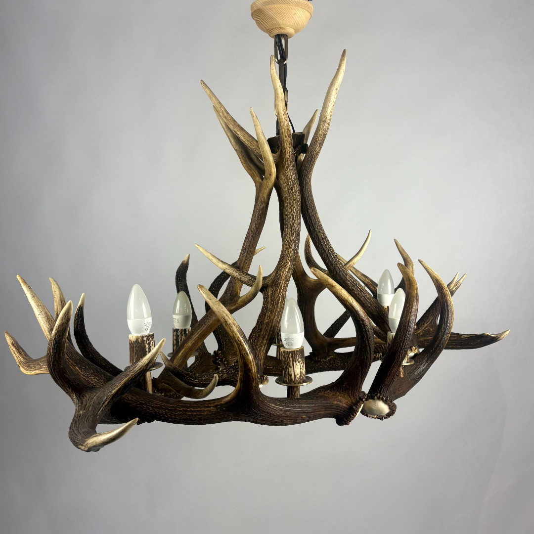 Lampadario con vere corna di cervo. Luci: 6xE14 M: 120x60x80cm 156801