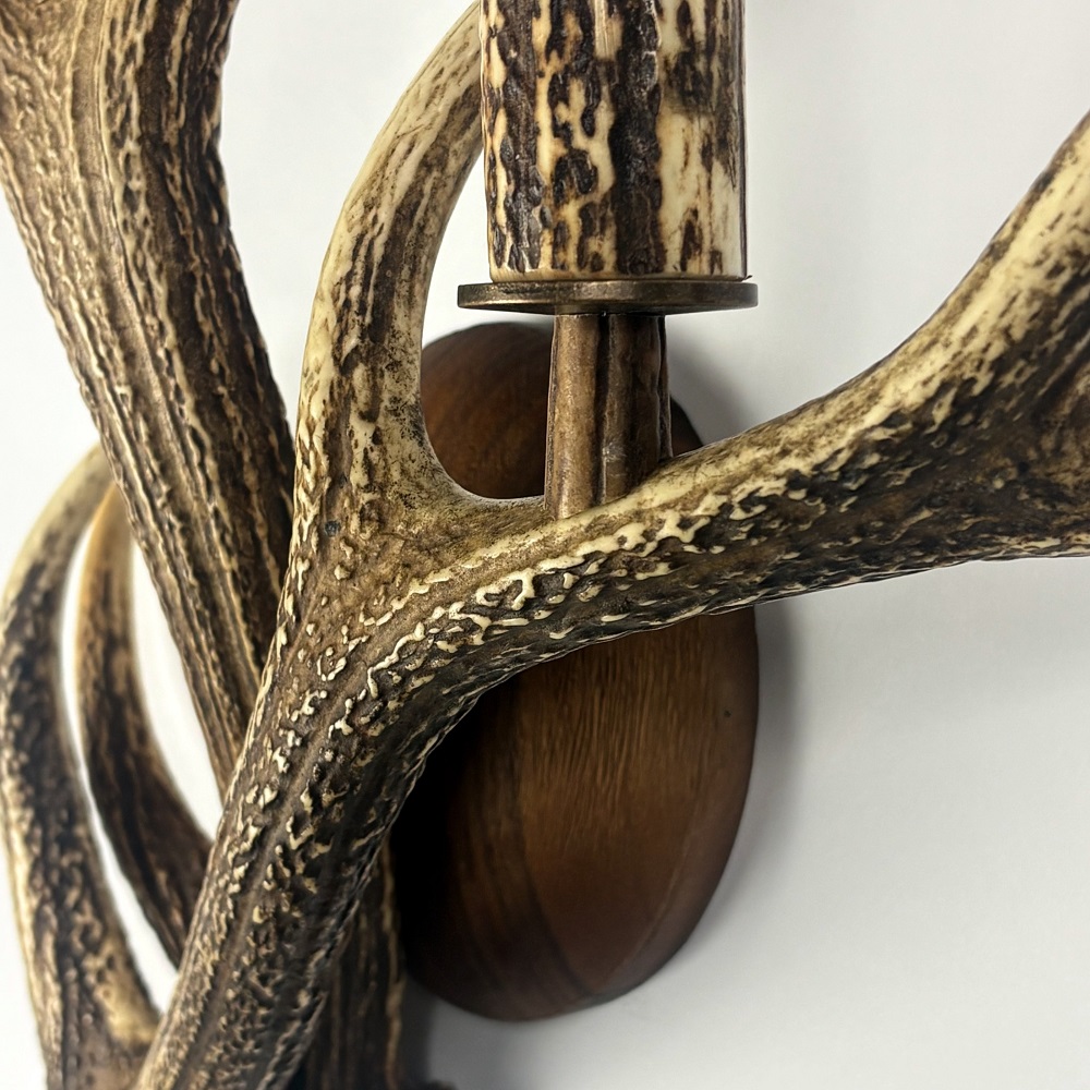 Wandleuchte mit echtem sika hirschgeweih. Stangen. 2xE14 50x40cm 153430
