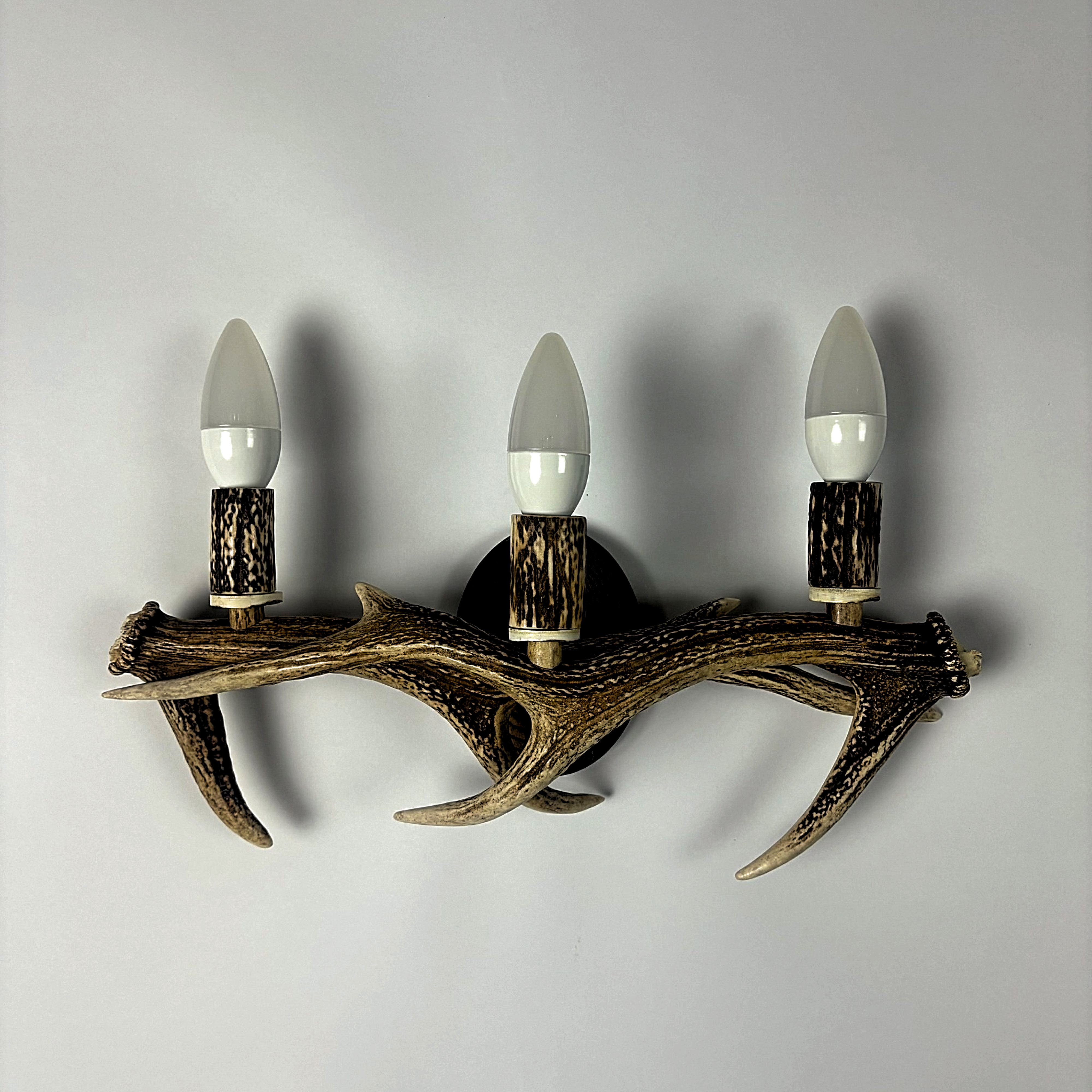 Applique, lampada da parete con vero corno di cervo sika. 3xE14 17x48cm 153412