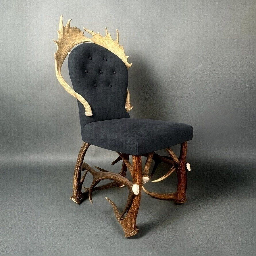 Chair with real deer and fallow deer antlers. M: 60x55cm x H 110cm 114405